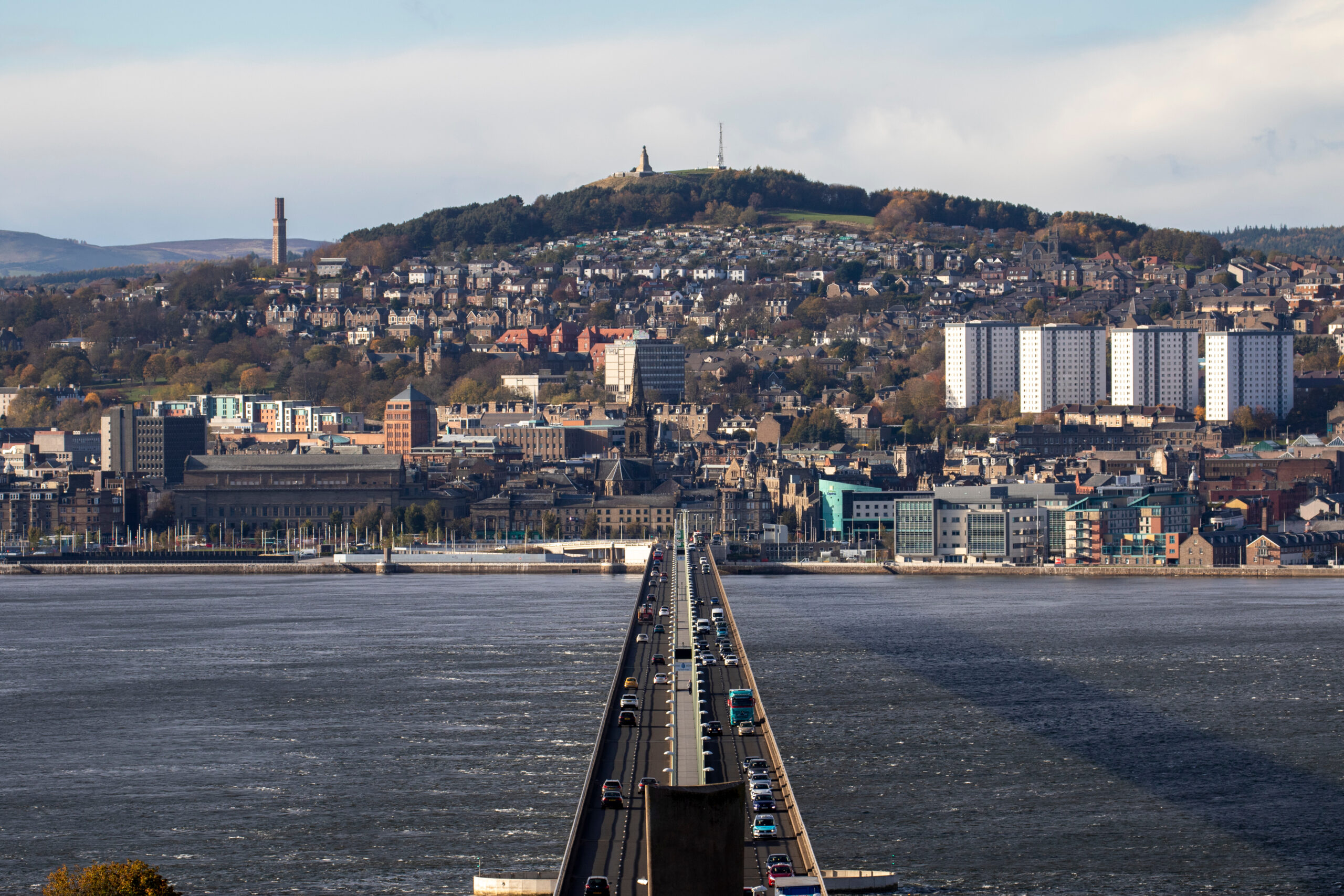 Blick auf die schottische Stadt Dundee und Brücke