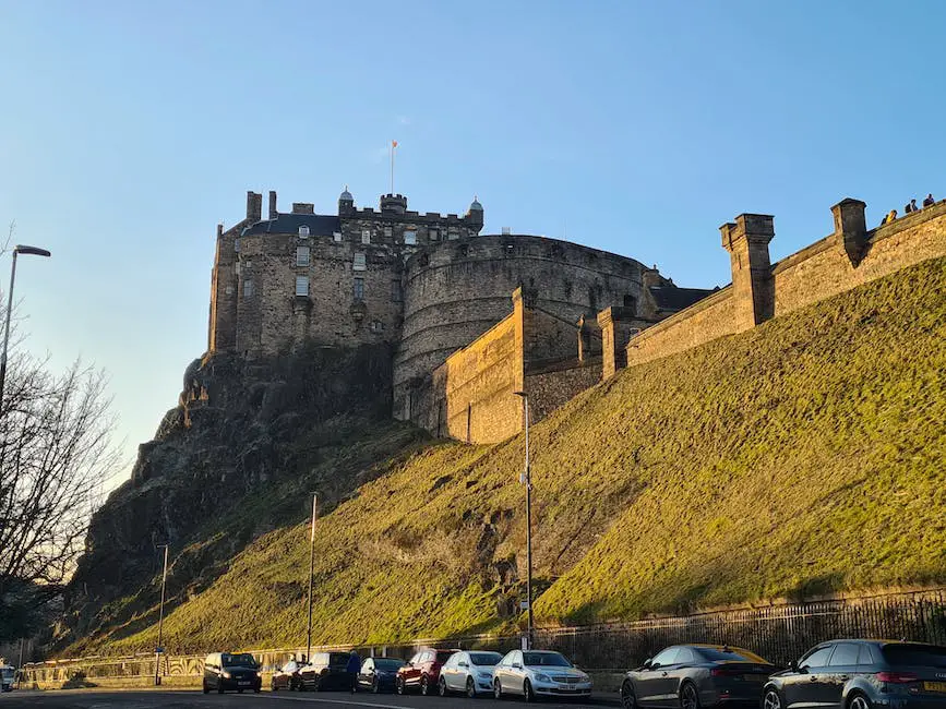 Eine historische Festung auf einem Berg, die majestätisch über der Stadt Edinburgh thronen und einen atemberaubenden Ausblick bieten.