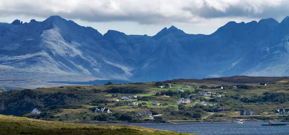 Ein Bild von der Isle of Skye mit dramatischen Klippen und saftigen grünen Hügeln.