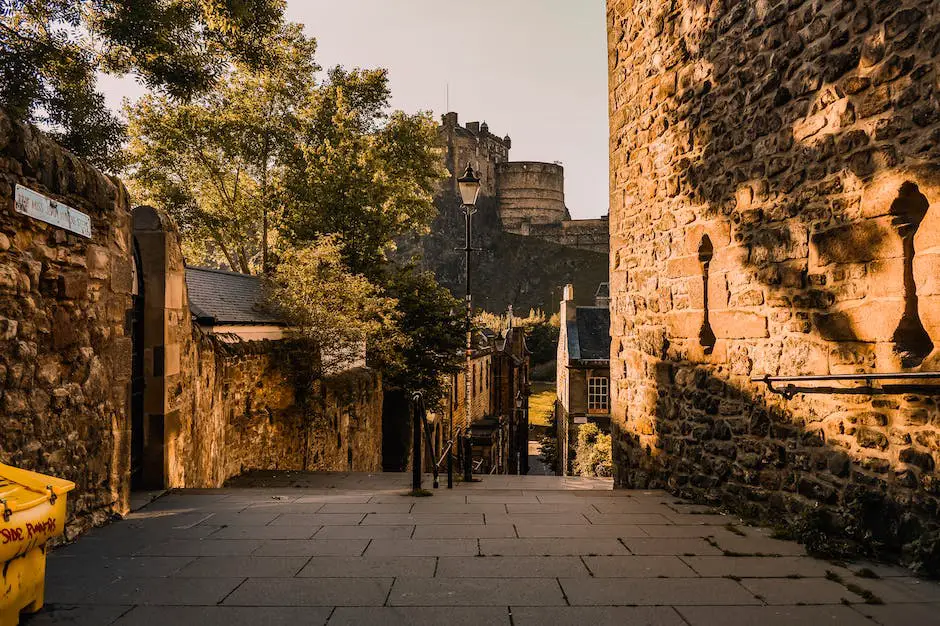 Das Edinburgh Castle ist eine der bekanntesten Sehenswürdigkeiten der schottischen Hauptstadt Edinburgh. Es befindet sich auf einem Felsen oberhalb der Stadt und bietet einen atemberaubenden Blick auf die Umgebung. Das Schloss hat eine lange Geschichte und beherbergt heute eine beeindruckende Sammlung von Schätzen und Artefakten aus der schottischen Vergangenheit.
