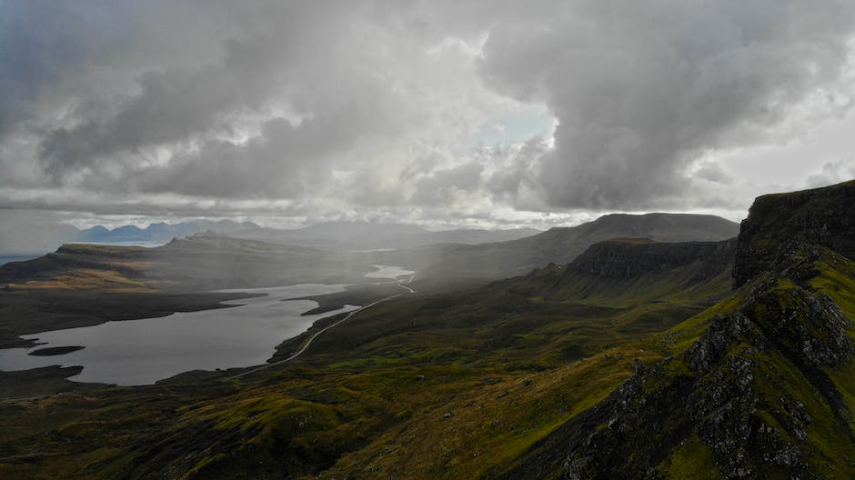 Blick auf die atemberaubende Landschaft der Isle of Skye mit dem Meer und Bergen im Hintergrund